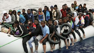 صورة لمهاجرين على متن قارب مطاطي