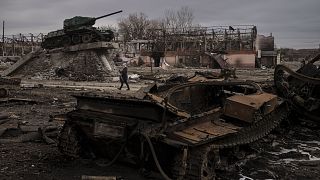 Megsemmisült orosz páncélozott harci jármű roncsa Kijevtől délnyugatra