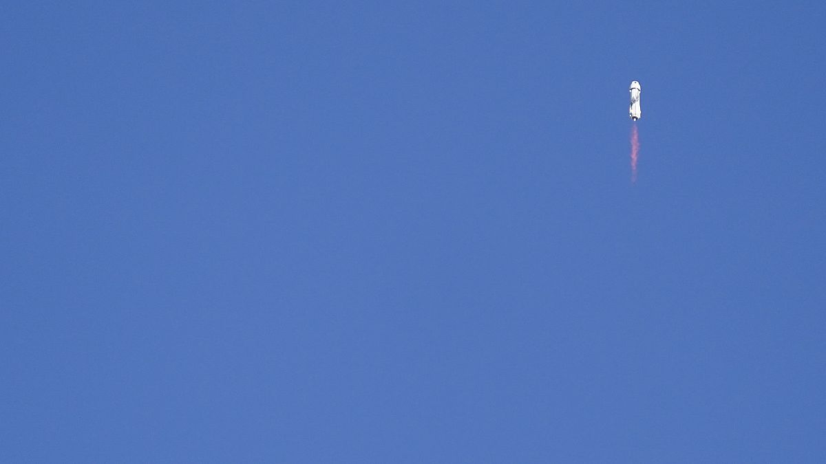 إطلاق لمركبة الفضائية نيو شيبرد التابعة لشركة بلو أوريجين للسياحة الفضائية.