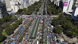 Cientos de personas acampan en Buenos Aires en protesta por el aumento de los subsidios y el empleo