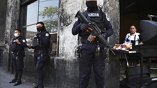 Agenti di polizia pattugliano le strade a El Salvador
