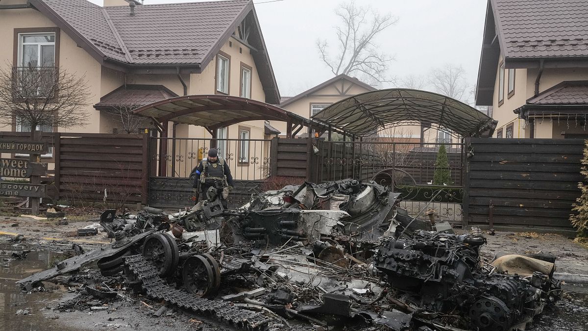 Сгоревший российский танк в Ирпене под Киевом