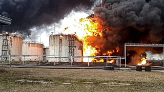 Az orosz rendkívüli helyzetek minisztériumának sajtószolgálata által 2022. április 1-jén, pénteken közzétett képen egy olajraktárban keletkezett tűz helyszíne látható az orosz