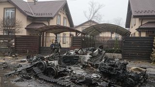 Сгоревший российский танк в Ирпене под Киевом
