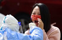 امرأة تقوم باختبار الكشف عن فيروس كورونا في الصين