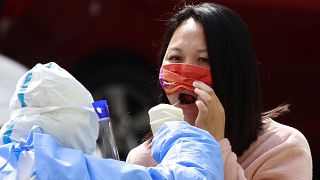 امرأة تقوم باختبار الكشف عن فيروس كورونا في الصين