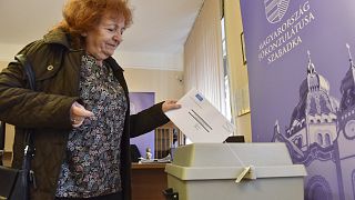 Leadja az április 3-i magyarországi országgyűlési választások levélszavazatát egy nő a szabadkai magyar főkonzulátuson 2022. március 30-án