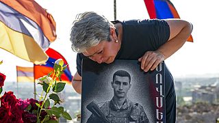 Une mère arménienne sur la tombe de son fils, le 14 juin 2021
