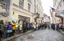 إستونيون يتظاهرون أمام مقر السفارة الروسية في تالين رفضاً للغزو