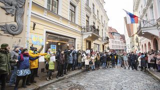 إستونيون يتظاهرون أمام مقر السفارة الروسية في تالين رفضاً للغزو 