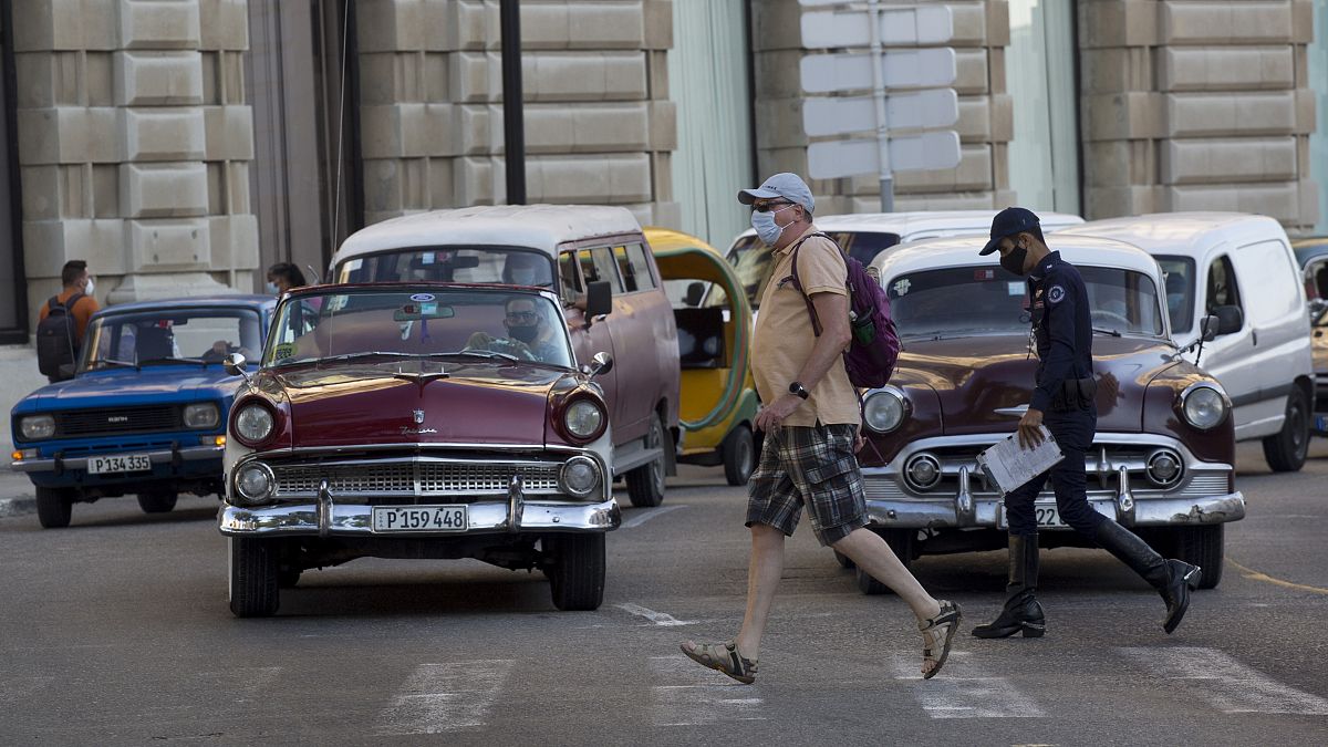 Calle de La Habana con viejos coches estadounidenses y soviéticos