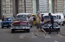 Calle de La Habana con viejos coches estadounidenses y soviéticos