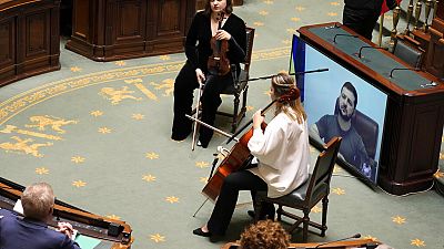 Actuación musical durante la intervención del presidente ucraniano