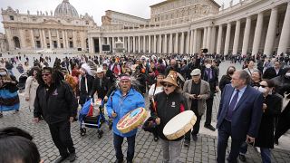 Kanadalı yerliler Vatikan'da Papa Francis'le görüştü