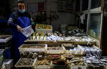 سوق بيع الأسماك في الصين.