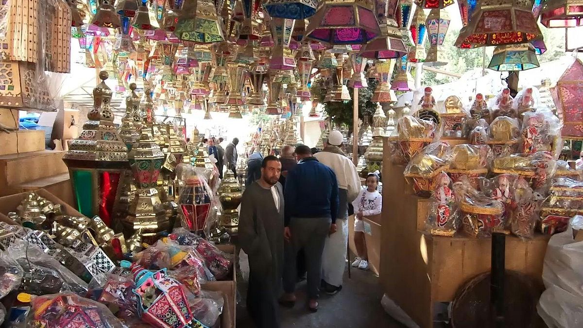 الأسواق الشعبية في مصر تستعد لشهر رمضان