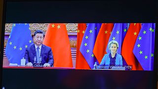 الرئيس الصيني شي جين بينغ ورئيسة المفوضية الأوروبية أورسولا فون دير لاين خلال قمة الصين مع الاتحاد الأوروبي.