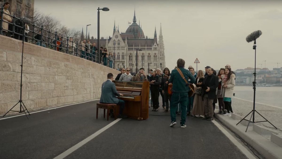 Zenészek performansza a Dunánál az ukrajnai békéért