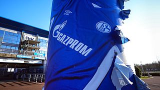 Eine zerfledderte Werbung für ein Schalke-Trikot mit dem Logo des Hauptsponsors Gazprom vor der Schalke-Arena in Gelsenkirchen, Deutschland, Montag, 28. Februar