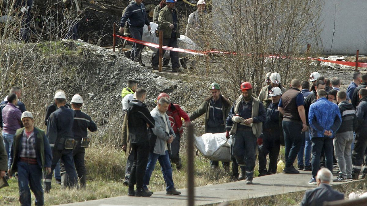Из шахты "Соко" выносят тела погибших горняков