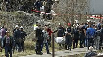 soccorritori al lavoro nella miniera di Soko Banja, Serbia, 1 aprile 2022