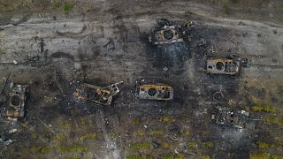 Megrongálódott orosz páncélozott járművek Kijev közelében