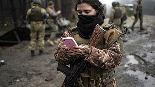 Soldatin Dasha an der Front in Kiew in der Ukraine