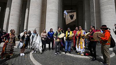 Vertreter der kanadischen Ureinwohner vor dem Petersdom in Rom, Italien, 01.04.2022