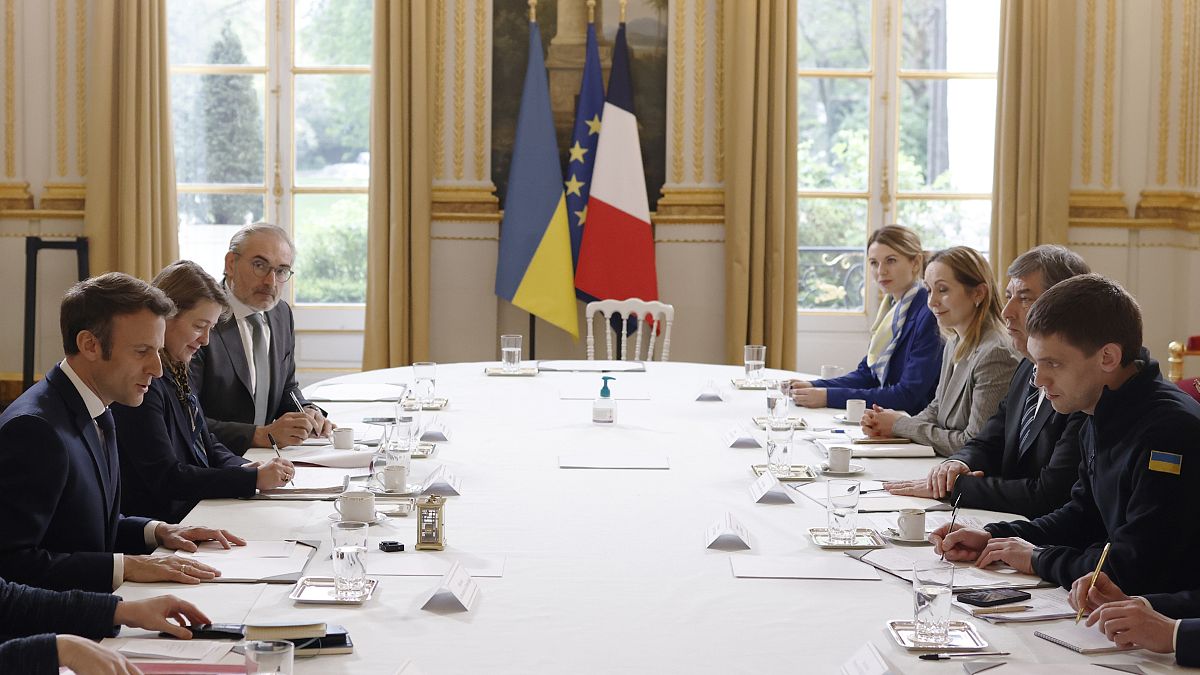 French President Emmanuel Macron, left, speaks with mayor of the Ukrainian city of Melitopol, Ivan Fedorov, right, during a meeting at the Elysee Palace, in Paris, 1/4/2022.