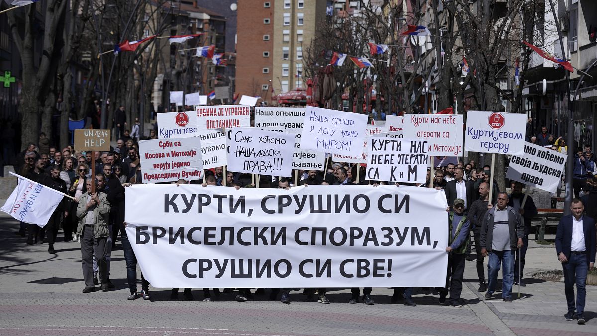Kundgebung in Mitrovica am 25. März 22, auf der gefordert wurde, der serbischen Bevölkerung im Kosovo die Teilnahme an der Wahl in Serbien zu ermöglichen.
