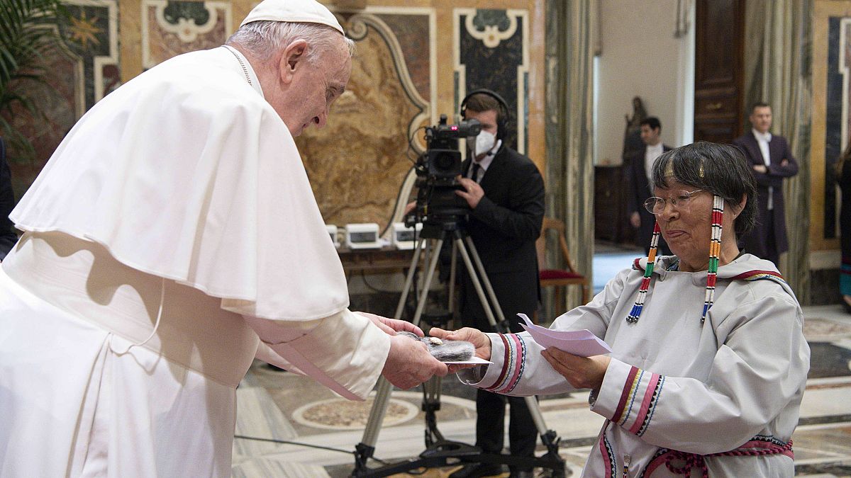  Ferenc pápa egy kanadai őslakos közösség egyik tagját fogadja a Vatikánban 2022. április 1-jén