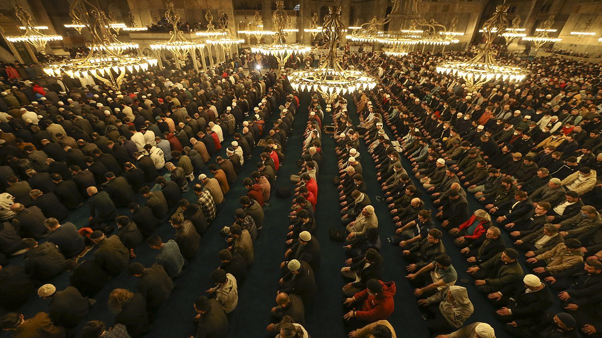 Muçulmanos celebram a revelação do Alcorão pela primeira vez ao profeta Maomé, marcando o evento com abstinência 