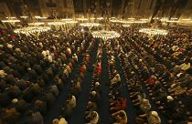 Muçulmanos celebram a revelação do Alcorão pela primeira vez ao profeta Maomé, marcando o evento com abstinência