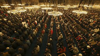Muçulmanos celebram a revelação do Alcorão pela primeira vez ao profeta Maomé, marcando o evento com abstinência