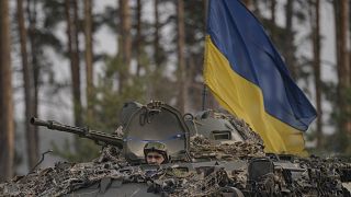 Ukrán katona egy páncélozott szállító harcjárműben Kijevben