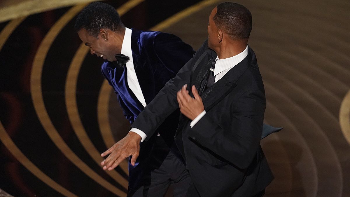 Will Smith amerikai színész megüti Chris Rock amerikai komikust a 94. Oscar-gálán a Los Angeles-i Dolby Színházban 2022. március 27-én