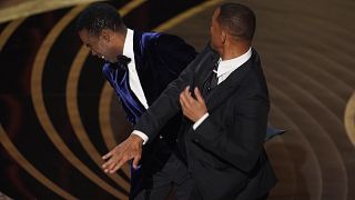 Will Smith amerikai színész megüti Chris Rock amerikai komikust a 94. Oscar-gálán a Los Angeles-i Dolby Színházban 2022. március 27-én