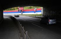 Un coche pasa junto a un cartel publicitario preelectoral que muestra a Ivica Dacic, líder del Partido Socialista de Serbia, en Belgrado
