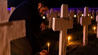 Menschen zünden Kerzen zum Gedenken an die Opfer des Falklandkrieges an