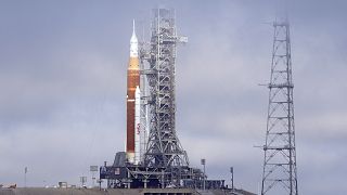صاروخ ناسا أرتميس ومركبة أوريون الفضائية على متنه في منصة الإطلاق 39B في مركز كينيدي للفضاء في كيب كانافيرال بفلوريدا.