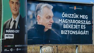 ملصقان انتخابيان لرئيس الوزراء المجري فيكتور أوربان ومنافسه بيتر ماركي زاي في بلدة كيسفاردا في شرق المجر.
