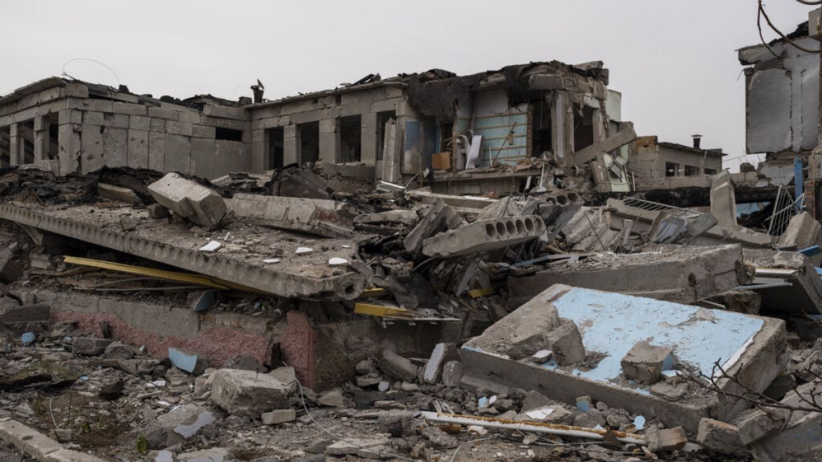 Иллюстрационное фото: разрушенное здание школы в пригороде Николаева
