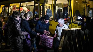 Siviler Rusların haftalardır kuşatma altında tuttuğu Mariupol'den otobüslerle taşındı