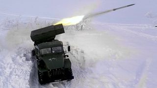 قاذفة صواريخ "غراد" روسية تشارك في مناورات عسكرية.