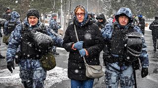 Die Teilnehmerin einer Kundgebung in Moskau wird abgeführt
