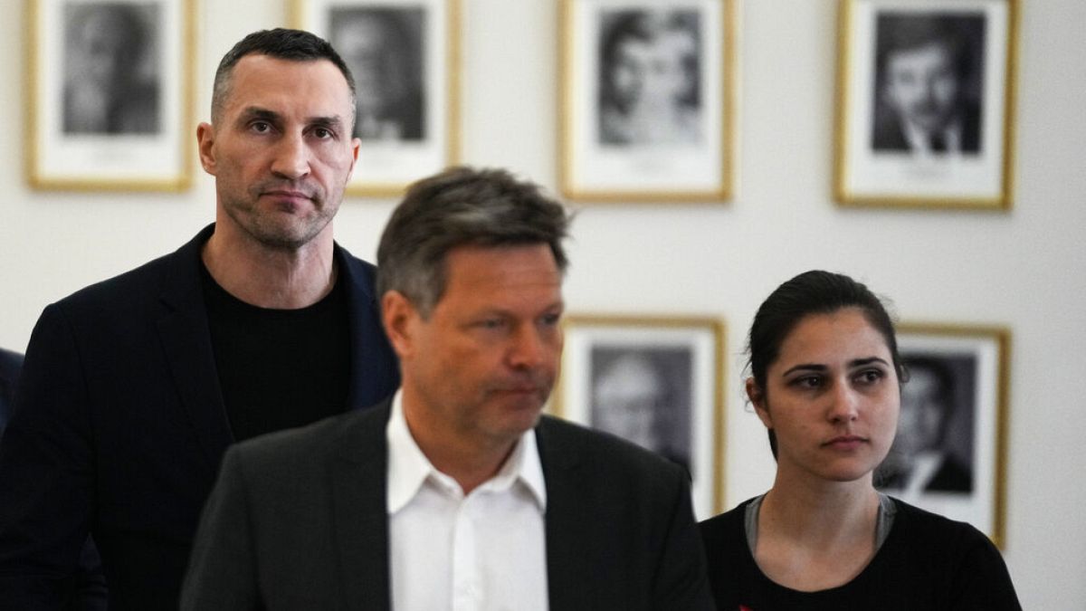 Ex-Boxweltmeister Wladimir Klitschko, Wirtschaftsminister Robert Habeck und die Abgeordnete Halyna Yanchenko