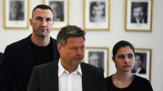 Ex-Boxweltmeister Wladimir Klitschko, Wirtschaftsminister Robert Habeck und die Abgeordnete Halyna Yanchenko