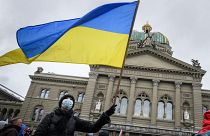 Manifestante ondea la bandera ucraniana en Berna, Suiza