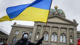 Manifestante ondea la bandera ucraniana en Berna, Suiza