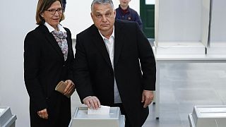 Премьер-министр Венгрии Виктор Орбан голосует на избирательном участке